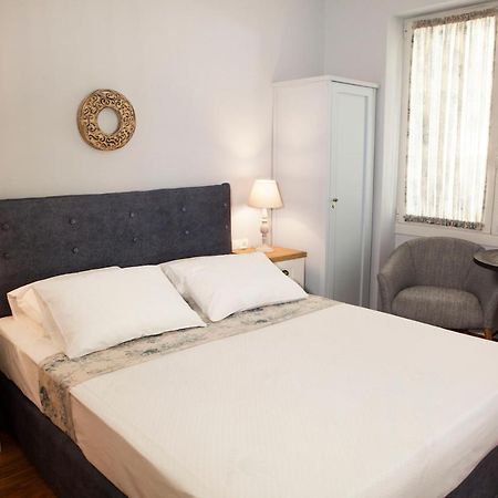 Lovely 1St Fl. Apt, With Balcony In Pagrati Athen Exterior foto