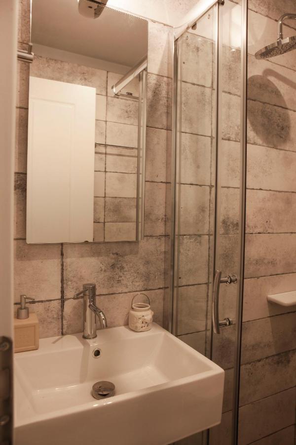 Lovely 1St Fl. Apt, With Balcony In Pagrati Athen Exterior foto
